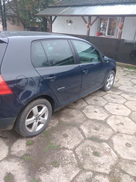 Golf v 2008 motor 1400 benzina. Senzori parcare încălzire scaune etc.