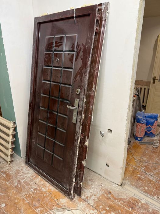 Продам входную металическую дверь