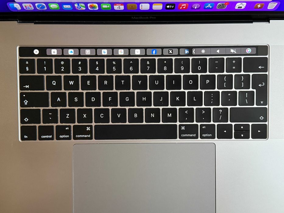 MacBook Pro 15 TouchBar`Core i7-6700HQ/16GB RAM/256GB SSD/AMD Pro 450
