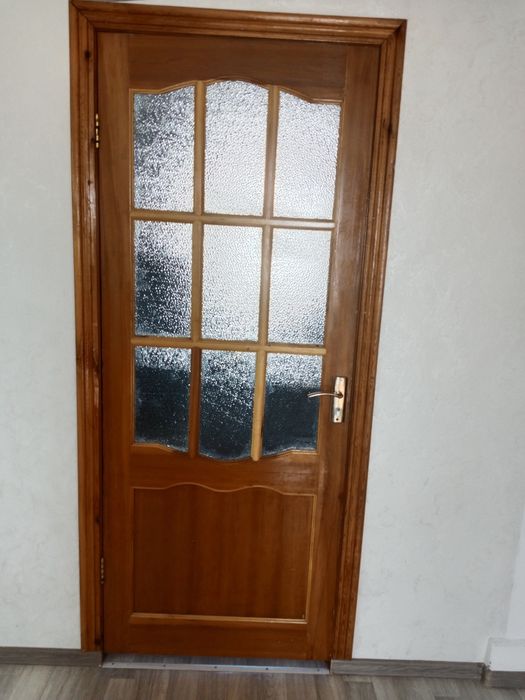 Двери в комплекте деревянные