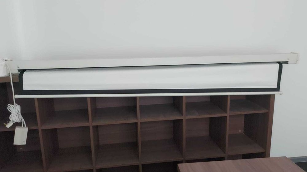 videoproiector BENQ si ecran proiectie cu actionare electica