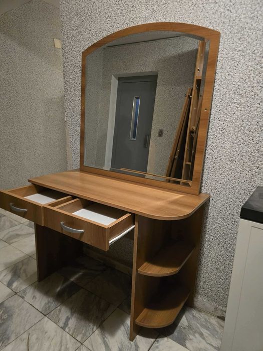 Гардероб (трикрилен) + Надстройка + тоалетка с огледало