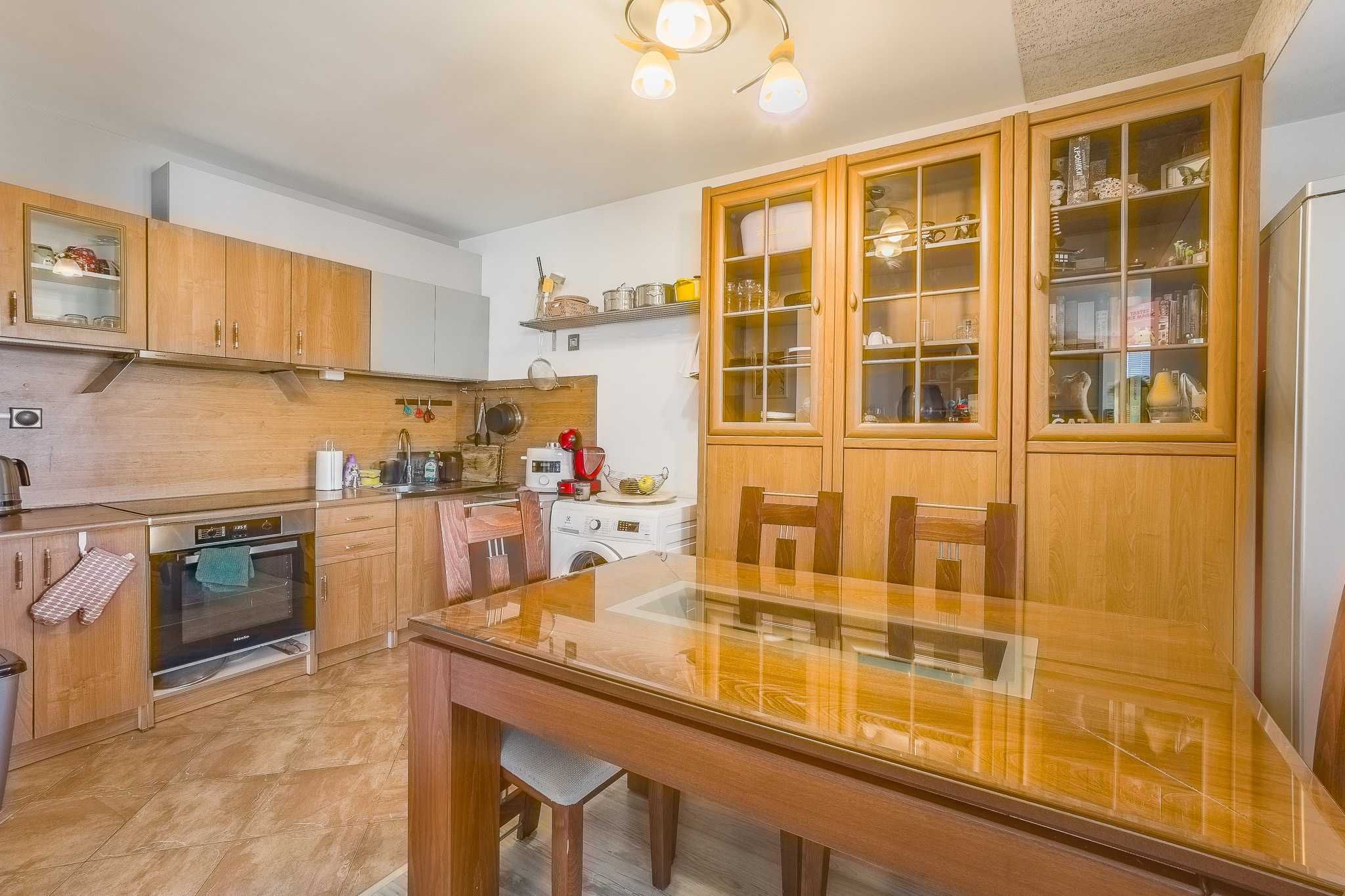 Продава просторен 3- стаен апартамент в ж. кв. Подуяне