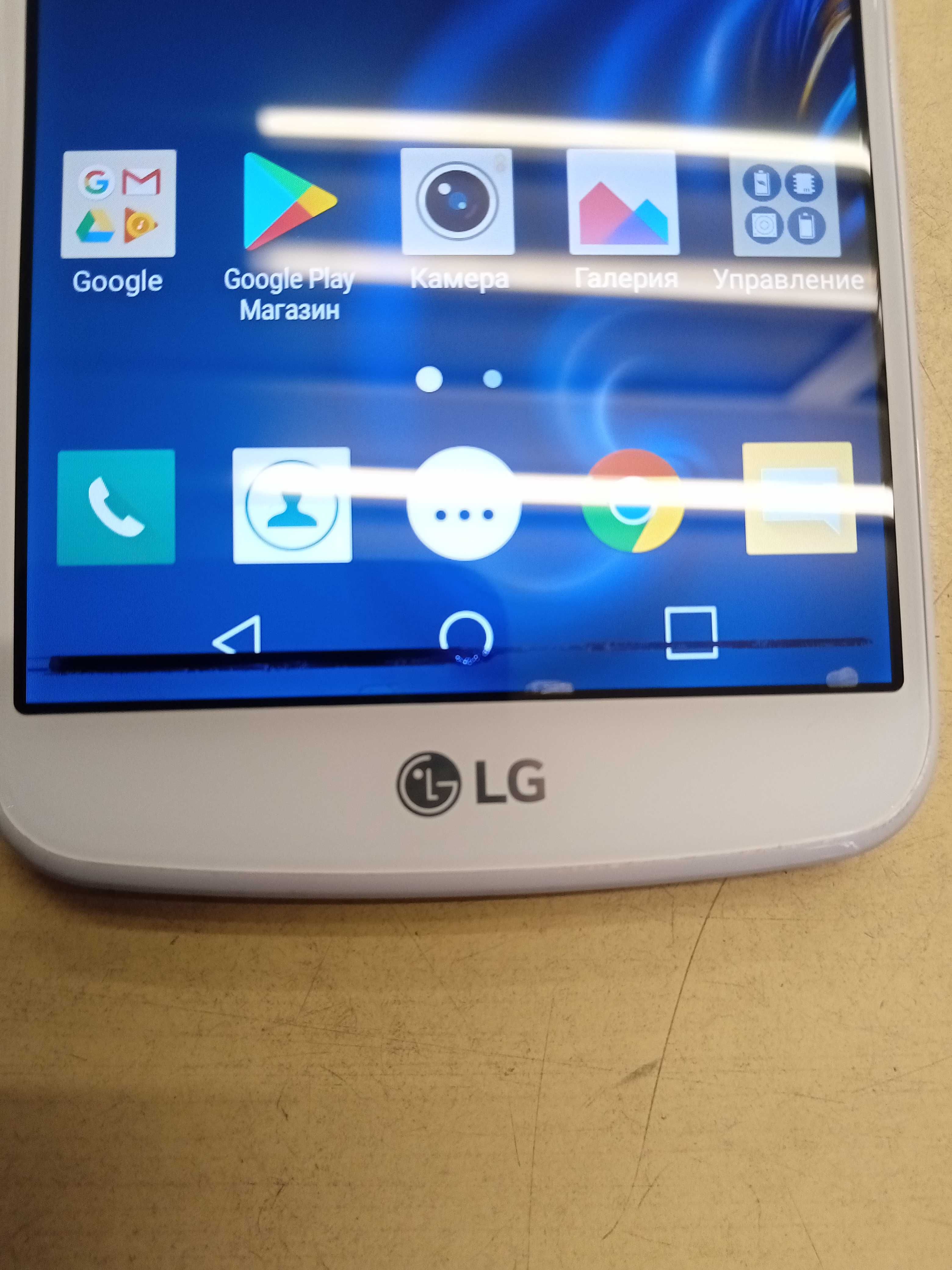 смартфон LG K10 K420N 4G отличен външен вид с дребна забележка