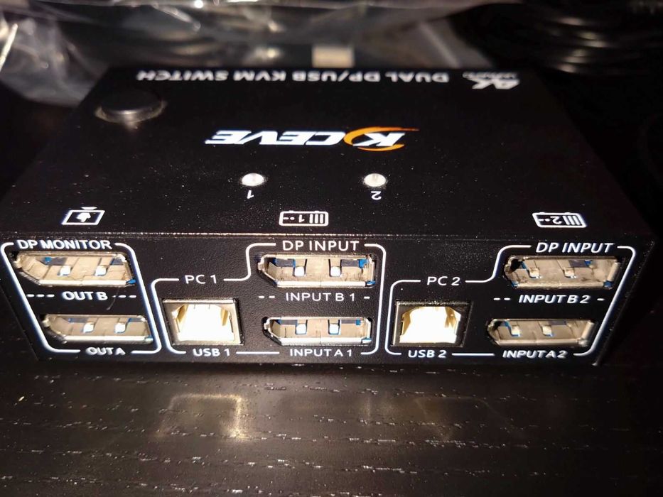 KVM Switch/Превключвател за два компютъра - 2 * DisplayPort & 4 * USB