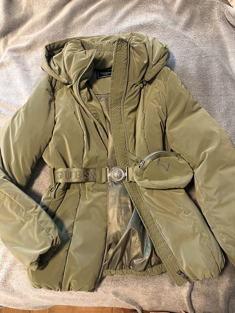 Зимно яке на марката Guess