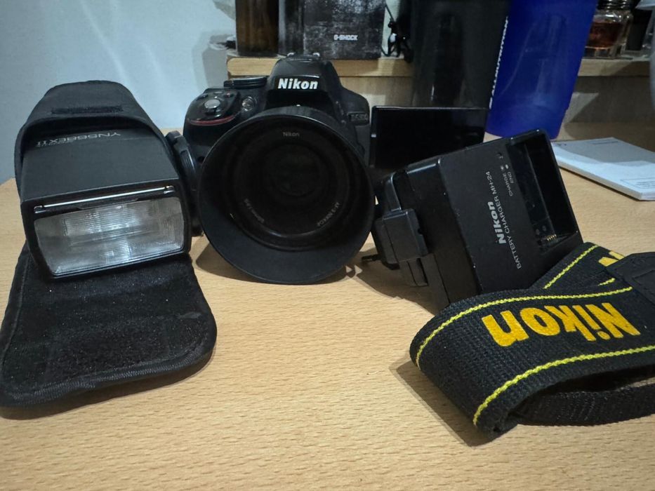 Nikon D5300 + obiectiv Nikon 50mm f/1.8 AF si blitz inclus