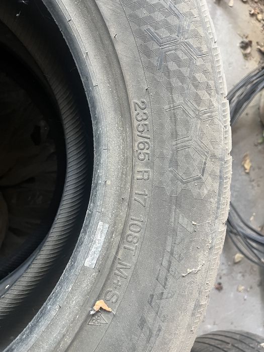 Шины 235/65 R17 в хорошем состояний.