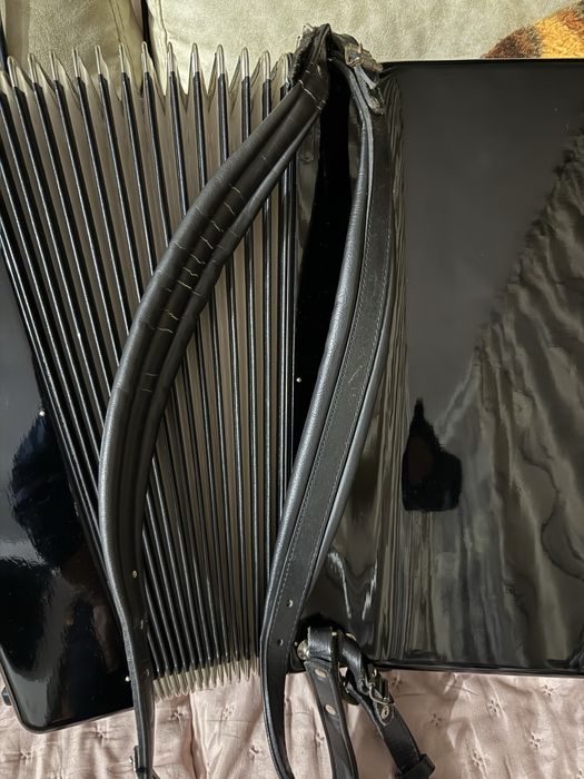 Acordeon de vanzare  …. Arata super bine merge bine  adus fin Austria