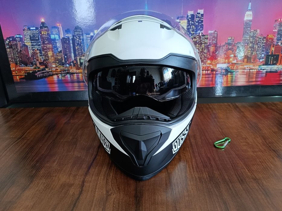 Мото шлем от итальянского бренда UOSS