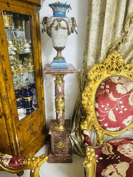 Postament de marmura  cu ornamete din bronz dore
