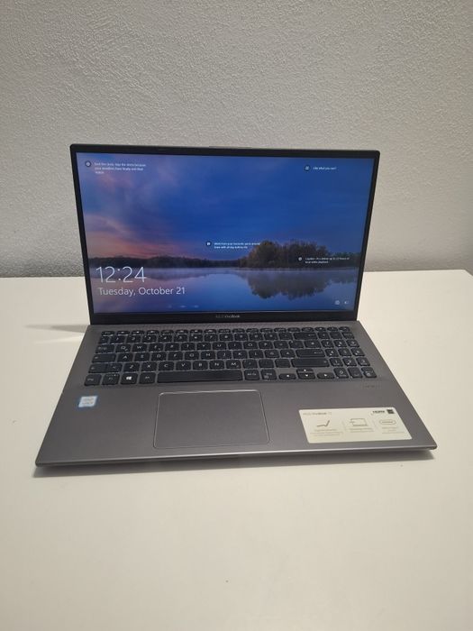 Laptop Asus cu i5 generatia a 8 a