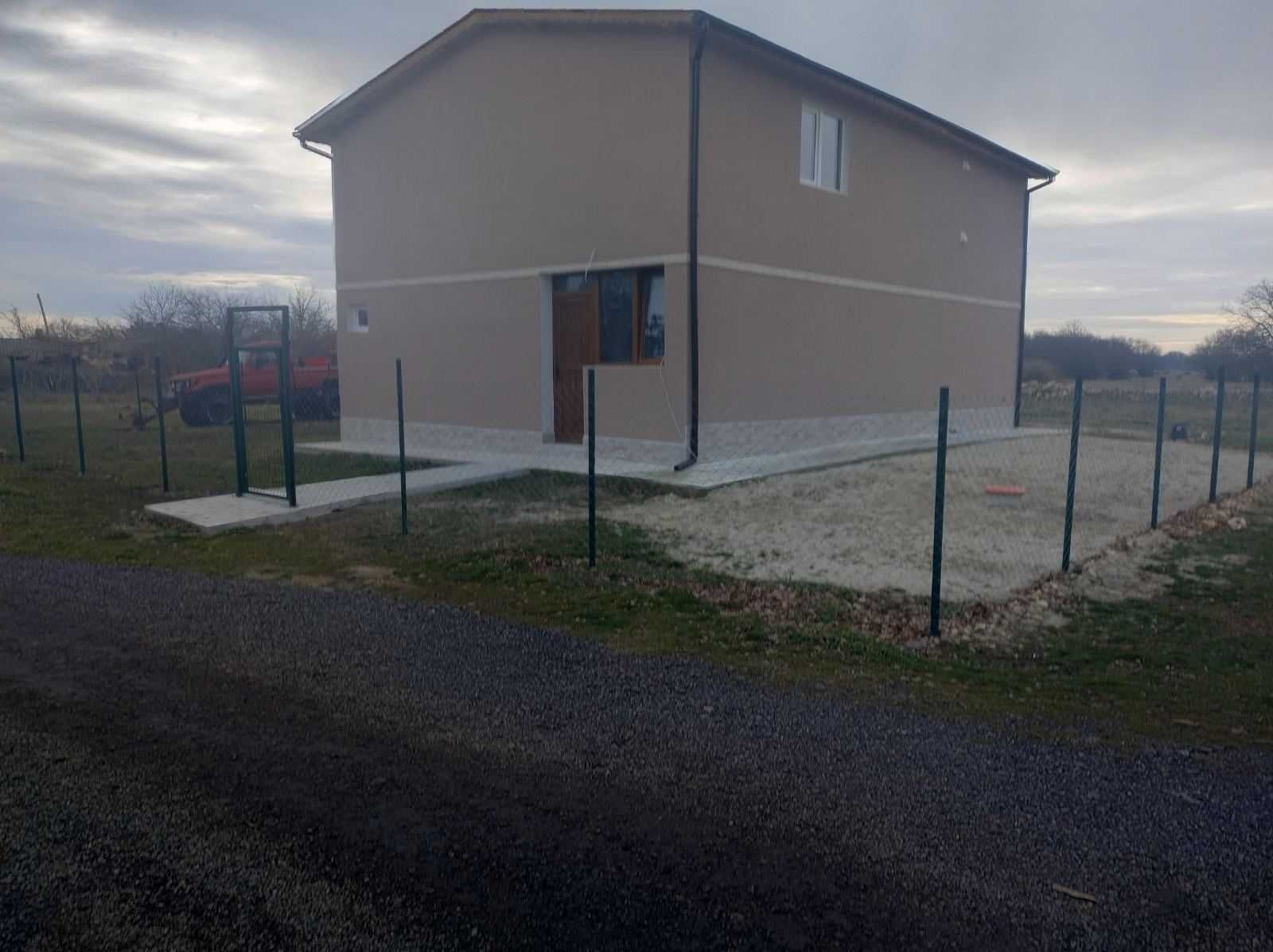 Нова двуетажна къща в село Доброглед