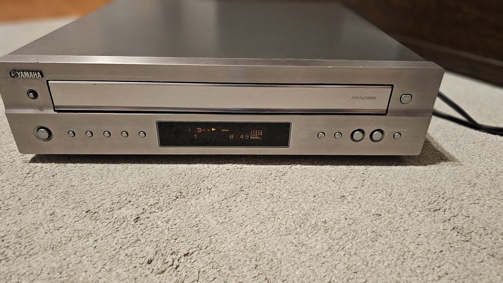 CD changer Yamaha CDC-697, cu 5 discuri, fara telecomanda.