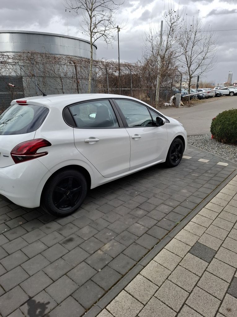 Peugeot 208 1.2 Benz 2016.