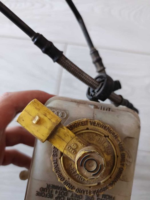 Pompa servo frana 1j1 cu vas ulei lichid cu senzor Volkswagen VW Golf4