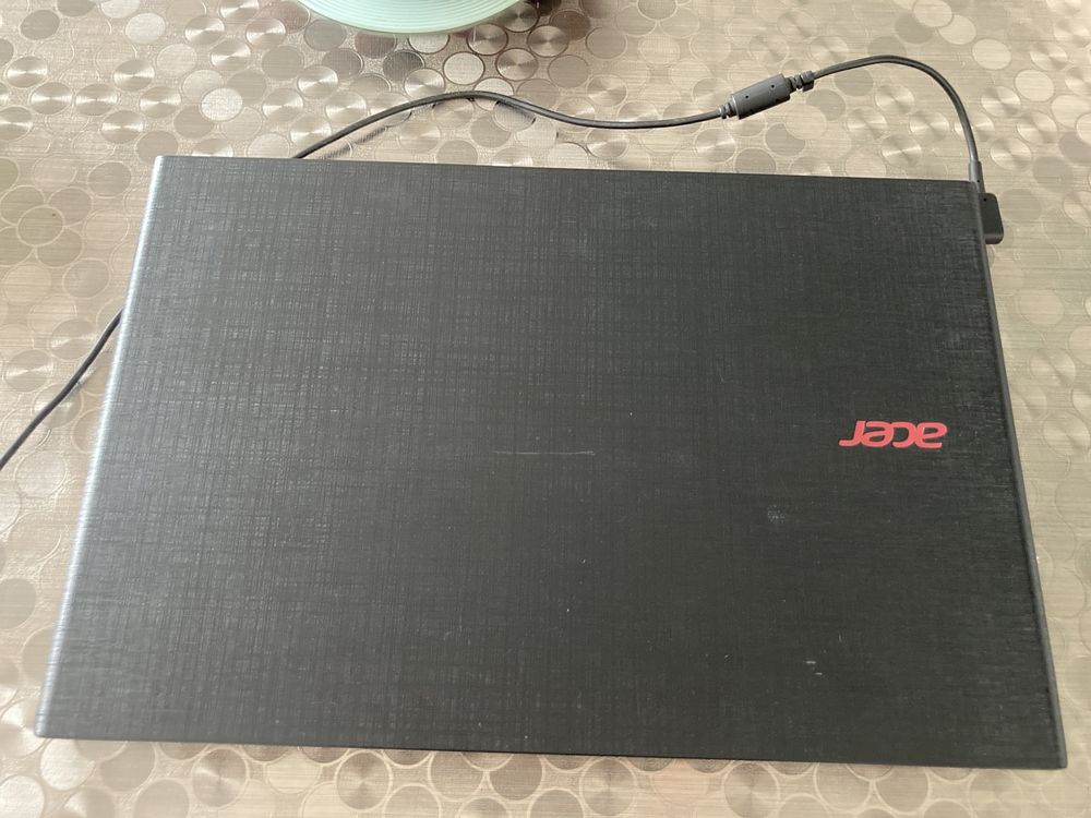 Продавам лаптоп Acer aspire e5