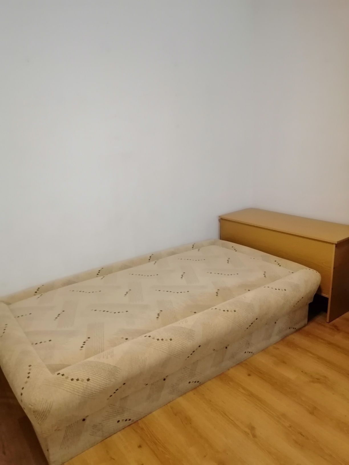 Продавам тапицирано легло с механизъм и подматрачно пространство.