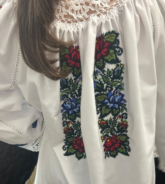 Cămașă cu mărgele cusuta manual