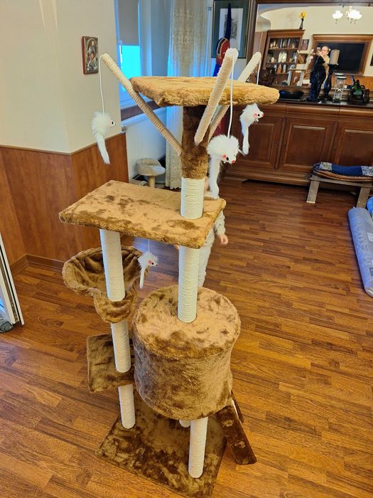 Vand loc de joaca pentru pisica NOU