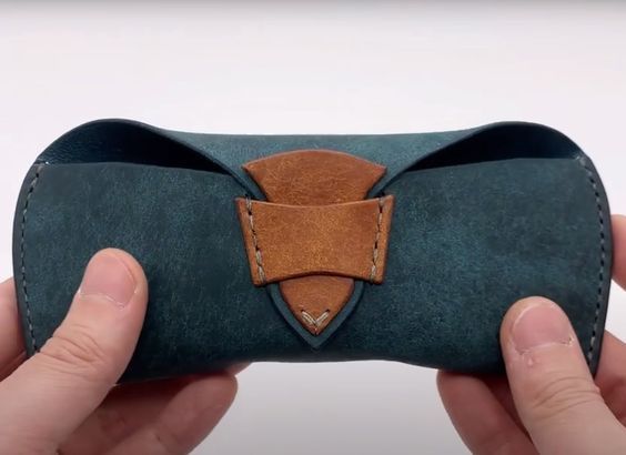 Кожаные изделия — вручную, с душой и вниманием к каждой детали.
Делаем