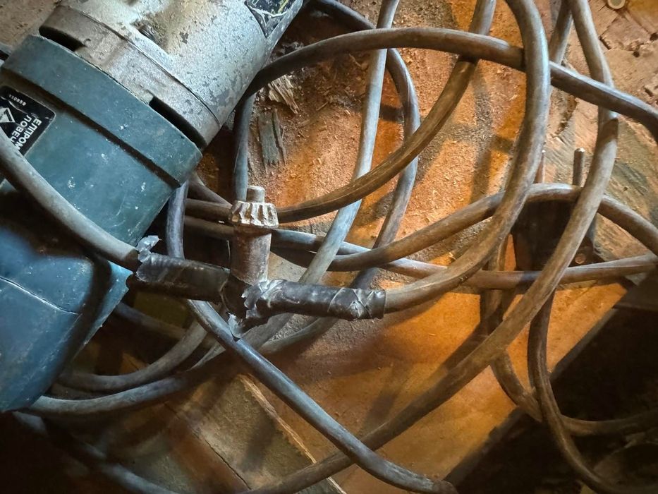 Стара ударна бормашина елтос с гумиран кабел