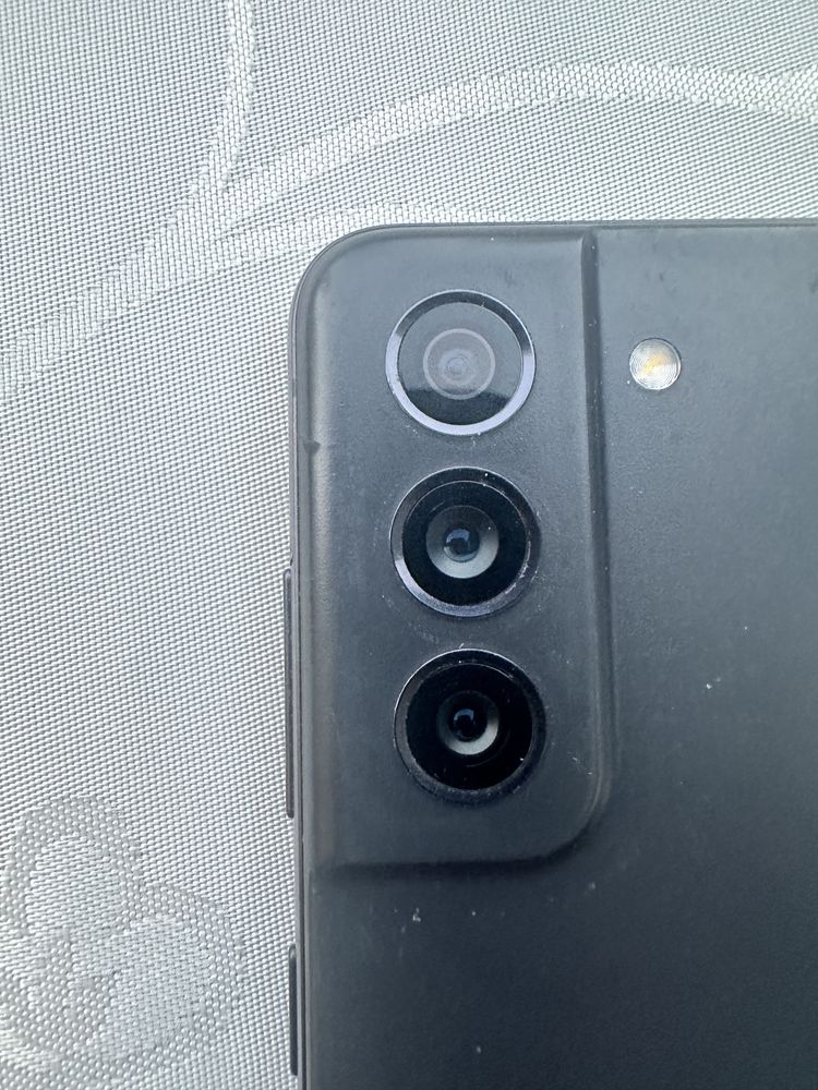Samsung S21 FE + 5 бр. калъфи подарък