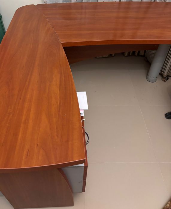 Рабочий стол со встроенной тумбой