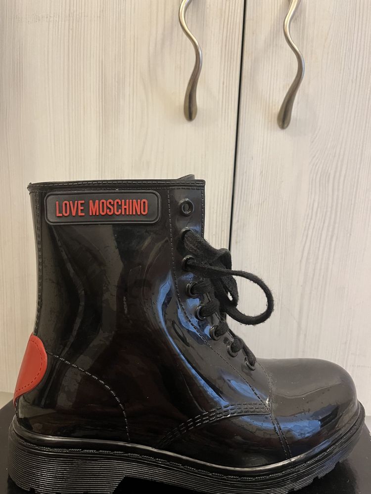 Есенни боти Love Moschino