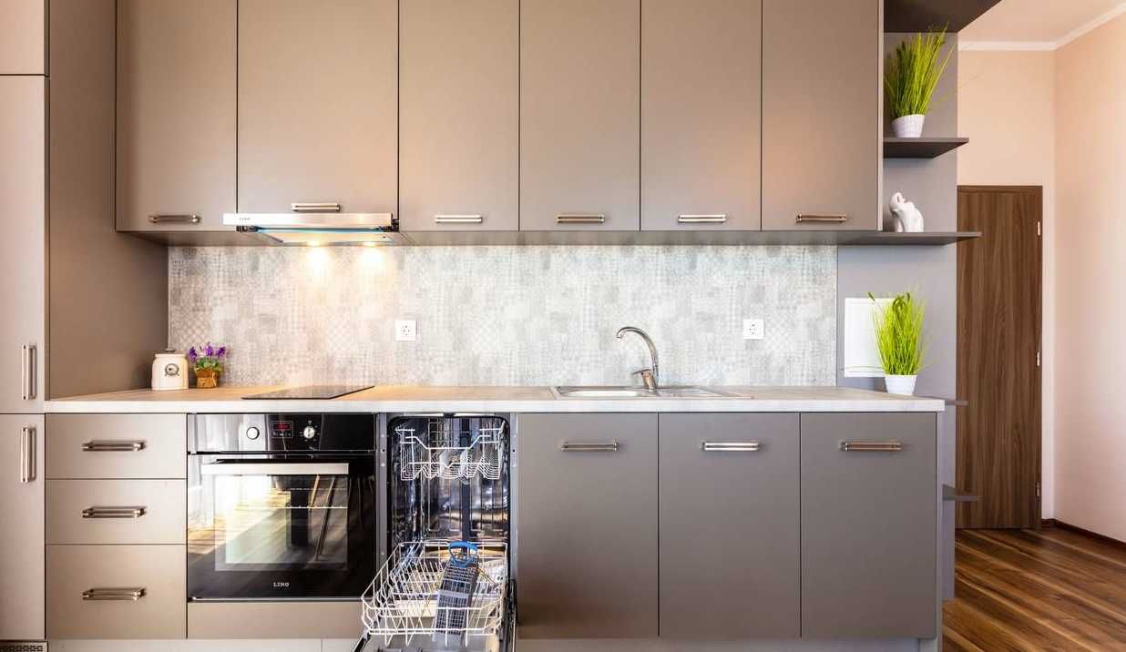 Дава се под наем Тристаен апартамент в Бургас, Зорница - 122 кв.м за 5610 € - Снимка #1