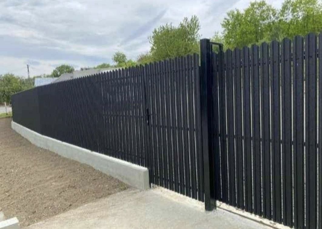 Fac garduri din:
- fier forjat;
- tablă cutată;
- șipcă metalică;
- pl