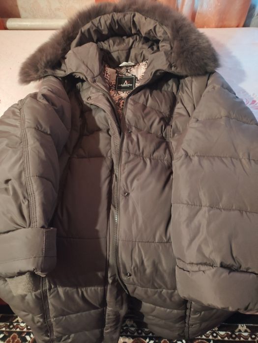 Продам женский пуховик,,одевали пару раз,,мех отстёгивается,г Актобе
