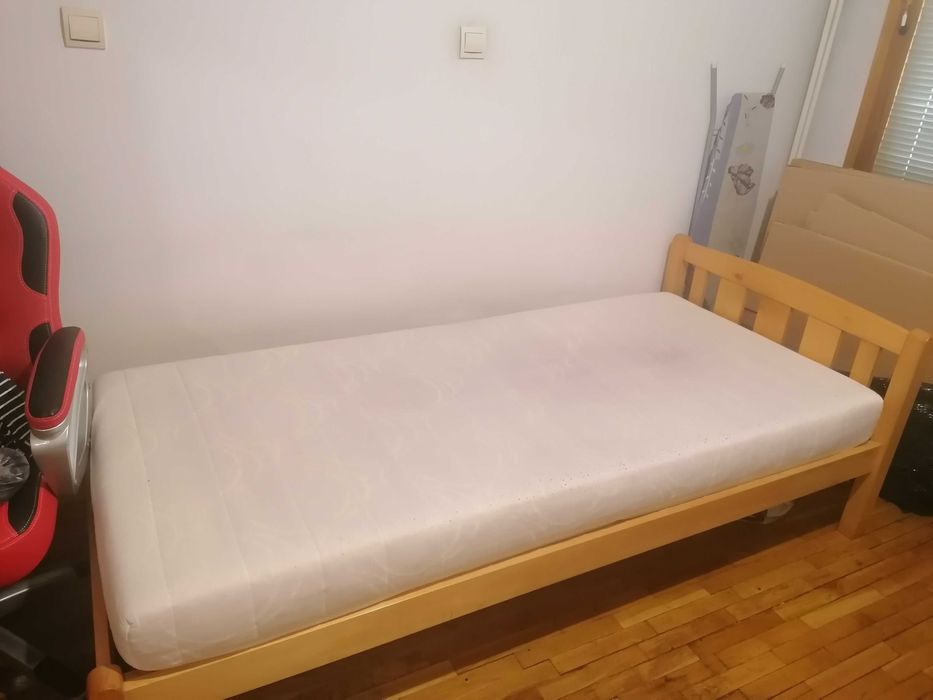 Употребявано единично дървено легло 90 x 200 см с матрак Тед и рамка