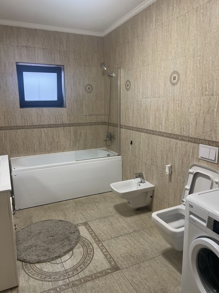 Inchiriez apartament la casa la 5 minute de centrul orasului de mers p