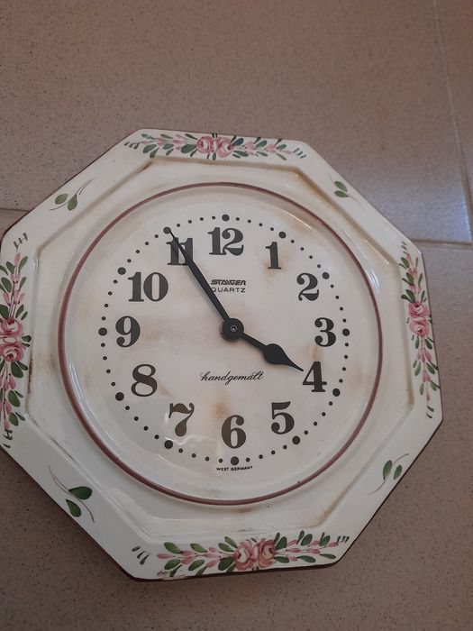 Doua ceasuri perete bucătărie quartz