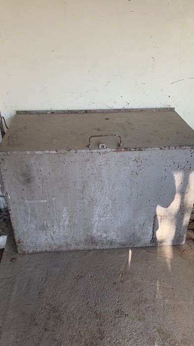 ящик железный для хранине корма и.т.д