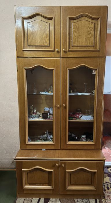 Dulap cu vitrina model vechi stare buna