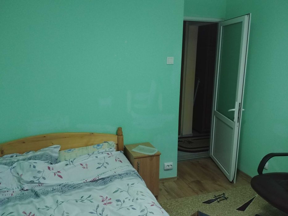 2 camere Gazda , de preferat o studenta . Zona Statia de tramvai.