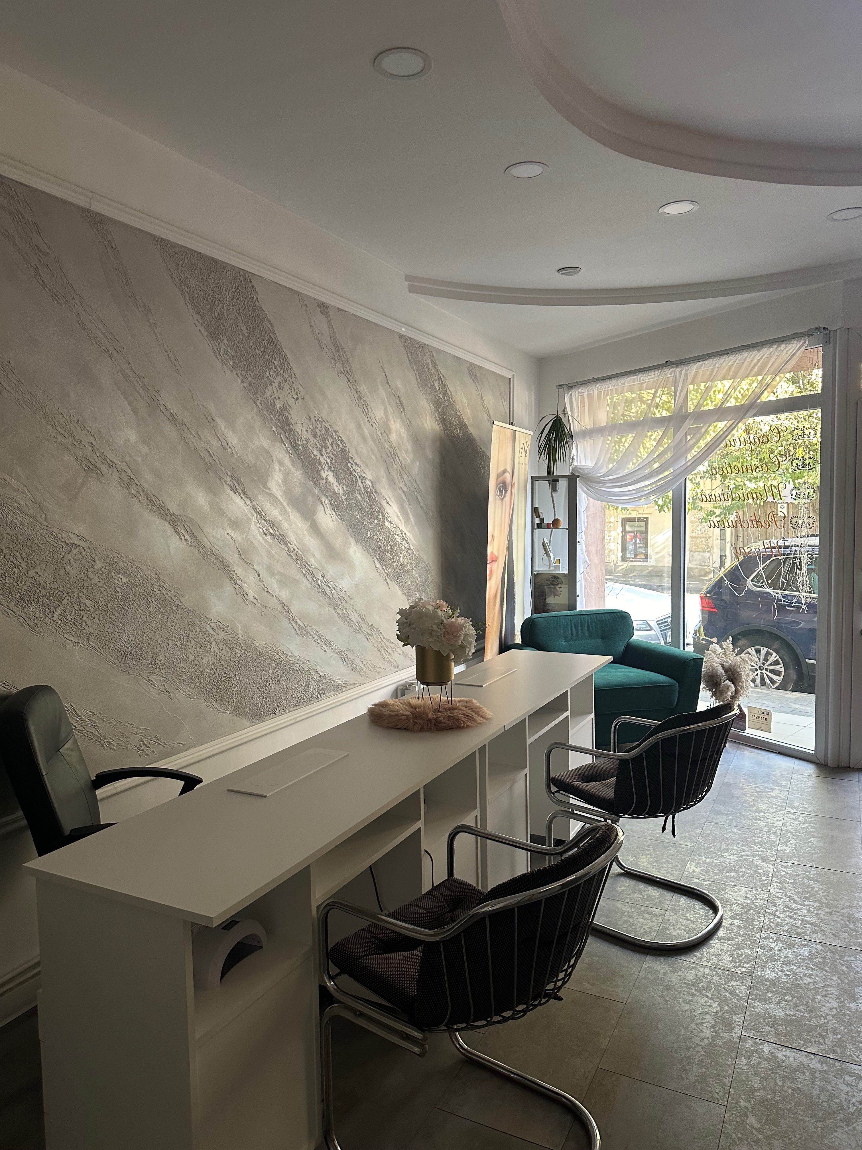 Închiriez posturi de lucru în salon de înfrumusețare – zonă centrală
