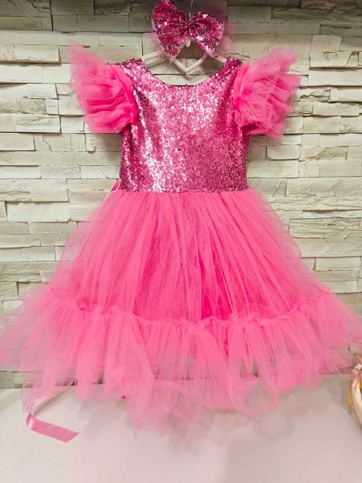 Рокличка с много богат тюл и щипка за коса ,размер 122