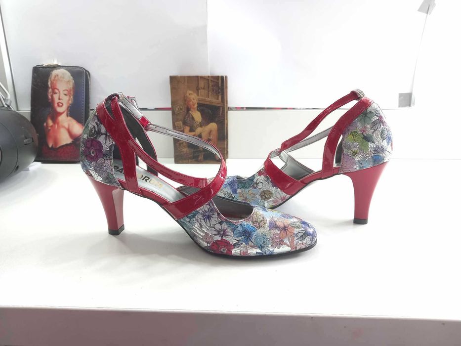 Pantofi noi din piele naturala  39, 40  ,  50 lei  rochii noi 50 lei