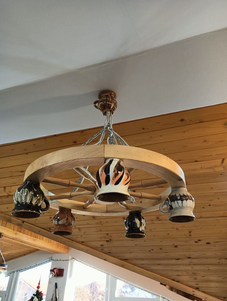 Tâmplărie din lemn, lustre, și alte lucruri minunate .