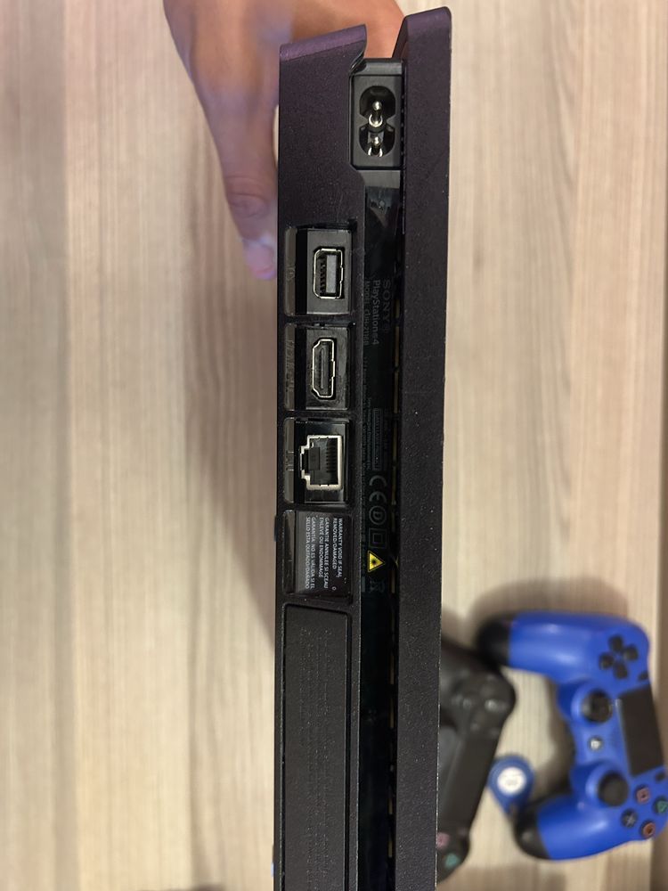 Продавам Playstation 4 SONY