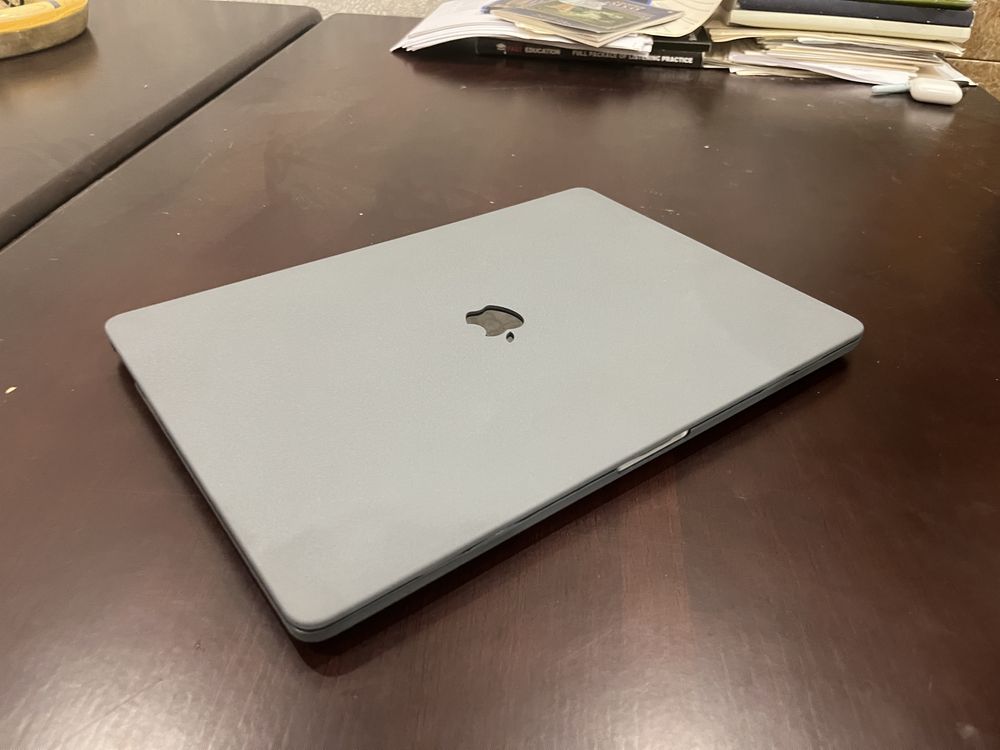MacBook Pro 2019 16-inch Core i7 2.6GHz, 16 RAM/512 SSD