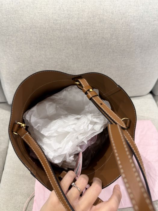 Нова Coccinelle bucket bag