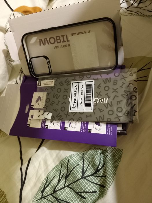 Vând husa și folie iphone 12,12 pro