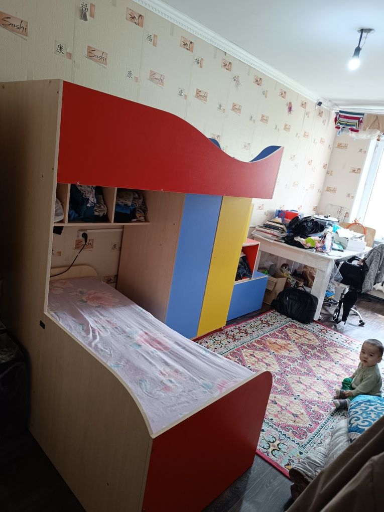 Продам детскую 2х яростную кроватьь