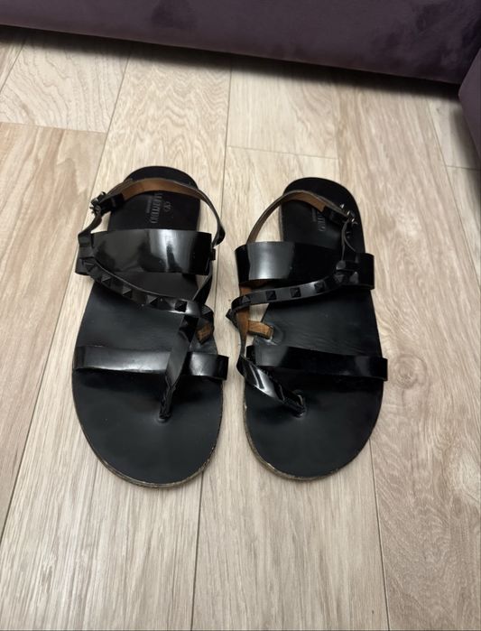 Sandale Moschino 43 si Valentino 44