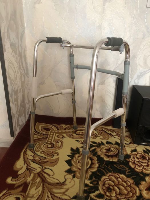 Ходунок раскладные для взрослых почти новый