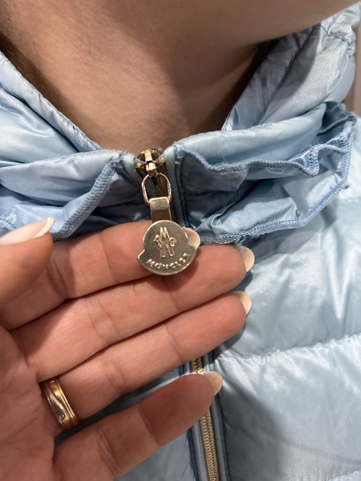 Vând geaca Moncler originala,pt 11-12 ani,potrivita si pt XS